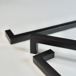 Alternative view of Bold Black 192