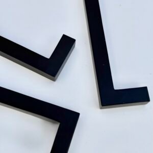 Alternative view of Bold Black 128